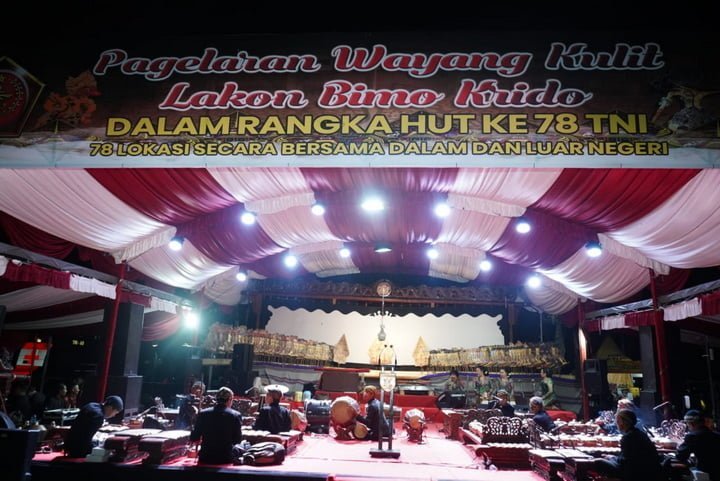 Pementasan wayang kulit di Lapangan Merdeka, Peringati HUT Ke-78 TNI