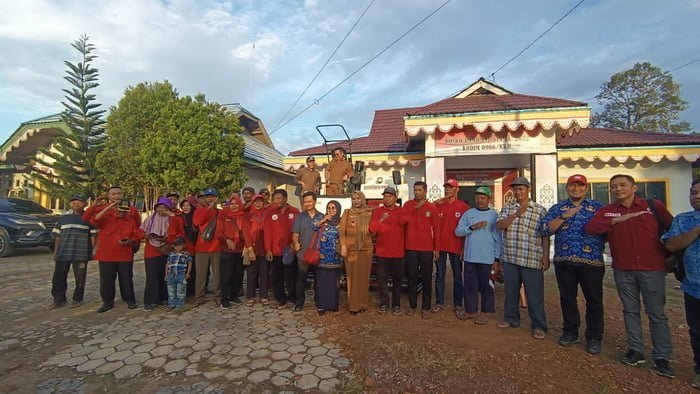 Rendi Solihin Tegaskan, di Hadapan Petani Muara Kaman Komitmen Pemkab Kukar di Sektor Pertanian PROKALTIM 2 Rendi Solihin bersama petani di Muara Kaman, Kukar