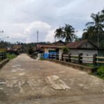 Salah satu jembatan penghubung dusun di Desa Purwajaya. (Foto: Ozn)