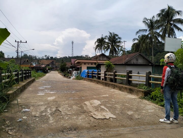 Salah satu jembatan penghubung dusun di Desa Purwajaya. (Foto: Ozn)