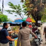 Satpol PP Kukar melakukan penertiban PKL (Foto Satpol PP Kukar)