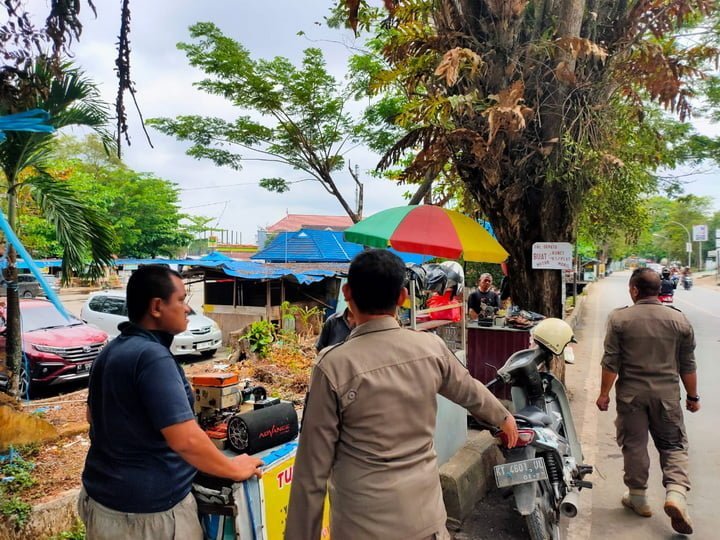 Satpol PP Kukar melakukan penertiban PKL (Foto Satpol PP Kukar)