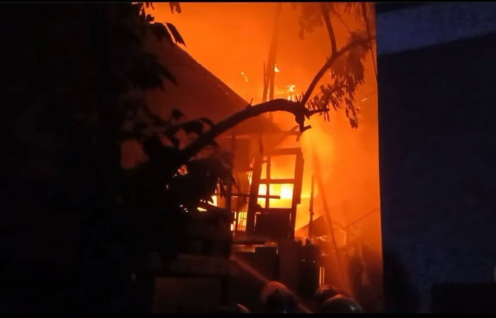 Suasana di lokasi kebakaran, yang terjadi ditempat kejadian (Foto_Ozn)