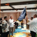 Usai menerima Bender Petaka dari Sekjen DPP ASDEKI, Ahong kibarkan bendera. (Ps)