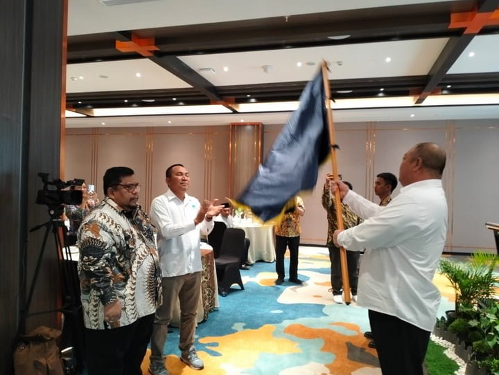 Usai menerima Bender Petaka dari Sekjen DPP ASDEKI, Ahong kibarkan bendera. (Ps)
