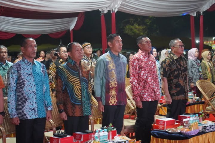 Wakapolda Kaltim Brigjen Pol Mujiyono, didampingi para Pejabat Utama Polda Kaltim menghadiri pagelaran wayang kulit dengan lakon “Bimo Krido”