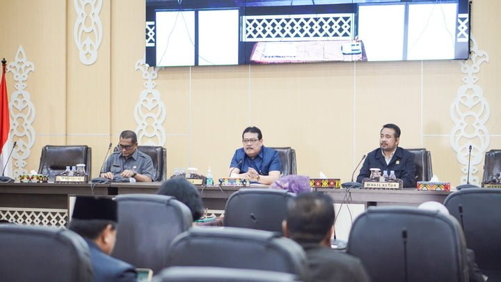 Rapat paripurna, agenda yang dibahas yaitu, penyampaian pandangan umum fraksi-fraksi terhadap nota penjelasan Wali Kota atas Rancangan Peraturan Daerah (Raperda) Balikpapan