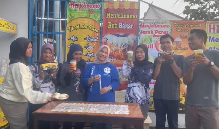 Angkringan Henjelinamo adalah angkringan yang menjual makanan cemilan dan minuman dengan jumlah menu yang ditawarkan