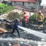 Brimobda Kaltim membantu memadamkan api, pada kebakaran di Gang Rambutan