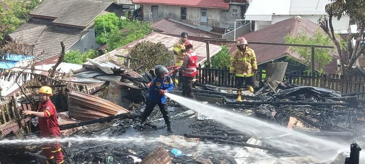 Brimobda Kaltim membantu memadamkan api, pada kebakaran di Gang Rambutan