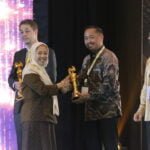 Direktur Keberlanjutan dan Manajemen Risiko ITM, Ignatius Wurwanto menerima penghargaan