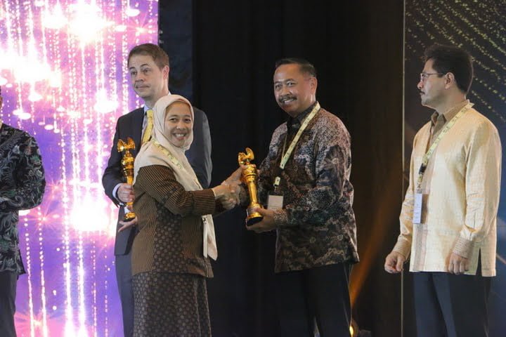 Direktur Keberlanjutan dan Manajemen Risiko ITM, Ignatius Wurwanto menerima penghargaan