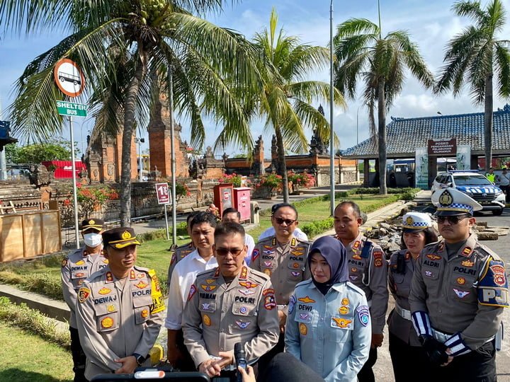 Direktur Operasional Jasa Raharja, Dewi Aryani Suzana bersama Kakorlantas Polri Irjen Pol. Firman Shantyabudi, melakukan tinjauan kesiapan PAM Natal dan Tahun Baru jalur Ketapang-Gilimanuk