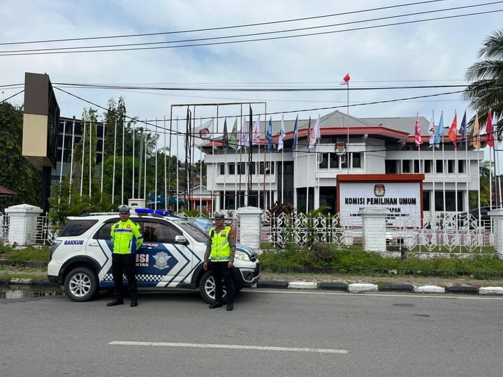 Kamseltibcar Lantas Polda Kaltim Melaksanakan Patroli di Kantor KPU Balikpapan
