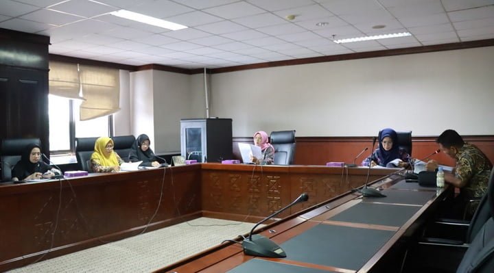 Komisi IV DPRD Kaltim bersama dengan Biro Hukum dan Dinas Kependudukan Pemberdayaan Perempuan dan Perlundaungan Anak (DKP3A) Kaltim melakukan rapat koordinasi, Kamis (2/11/2023).