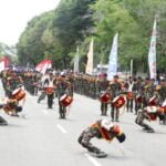 Marching band Sakuntala Loka Brimob Kaltim dan alutista milik Brimob Kaltim diturunkan memeriahkan kirab api semangat Brigade Mobil.