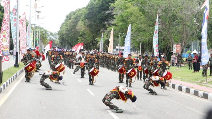 Marching band Sakuntala Loka Brimob Kaltim dan alutista milik Brimob Kaltim diturunkan memeriahkan kirab api semangat Brigade Mobil.