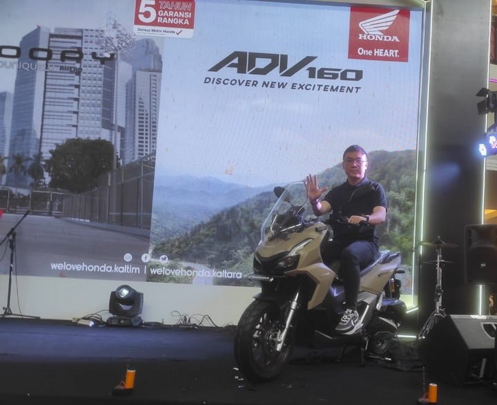 Astra Motor Kaltim 1 memberikan penyegaran pada New Honda ADV160 dengan menghadirkan pilihan warna baru yang membuat penampilan skutik penjelajah ini semakin tangguh.