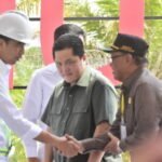 Presiden Jokowi menyalami Anggota DPRD Kaltim Yusuf Mustafa dalam acara Groundbreaking Bandara KN Nusantara. (Humas DPRD Kaltim)