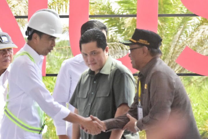 Presiden Jokowi menyalami Anggota DPRD Kaltim Yusuf Mustafa dalam acara Groundbreaking Bandara KN Nusantara. (Humas DPRD Kaltim)