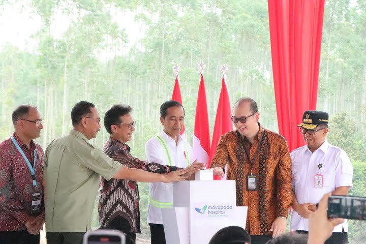 Presiden Republik Indonesia (RI) Joko Widodo melakukan groundbreaking atau peletakan batu pertama rumah sakit di Ibu Kota Nusantara (IKN), yaitu Mayapada Hospital Nusantara