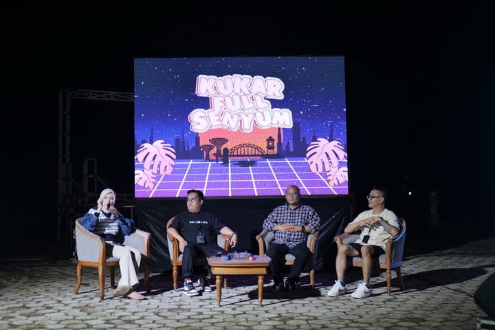 Wakil Bupati Kutai Kartanegara Rendi Solihin bagi-bagi tiket konser Coldplay kepada anak muda Kukar