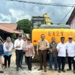 Wakil Ketua DPRD Kaltim Ir H Seno Aji turun langsung ke lapangan untuk monitoring pembangunan proyek drainase di Kelurahan Loa Ipuh