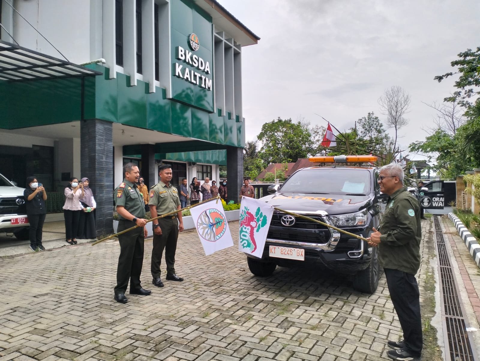 WhatsApp Image 2023 11 09 at 22.52.49 BKSDA Kaltim dan BOSF  Lepasliarkan 4 Orangutan di Hutan Kutai Timur PROKALTIM