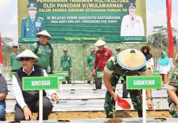 Sekda Kukar Sunggono menghadiri kegiatan Penutupan Karya Bhakti dan Gerakan Nasional Ketahanan Pangan 2023 di Areal Persawahan Kelurahan Bukit Biru Kecamatan Tenggarong, Rabu (1/11/2023) siang.