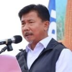 Sekretaris Daerah Kukar Dr. H. Sunggono membacakan sambutan Bupati Kukar Edi Damansyah dalam Penutupan Karya Bhakti dan Gerakan Nasional Ketahanan Pangan 2023 di Areal Persawahan Kelurahan Bukit Biru Kecamatan Tenggarong, Rabu (1/11/2023) siang.