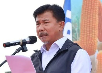 Sekretaris Daerah Kukar Dr. H. Sunggono membacakan sambutan Bupati Kukar Edi Damansyah dalam Penutupan Karya Bhakti dan Gerakan Nasional Ketahanan Pangan 2023 di Areal Persawahan Kelurahan Bukit Biru Kecamatan Tenggarong, Rabu (1/11/2023) siang.
