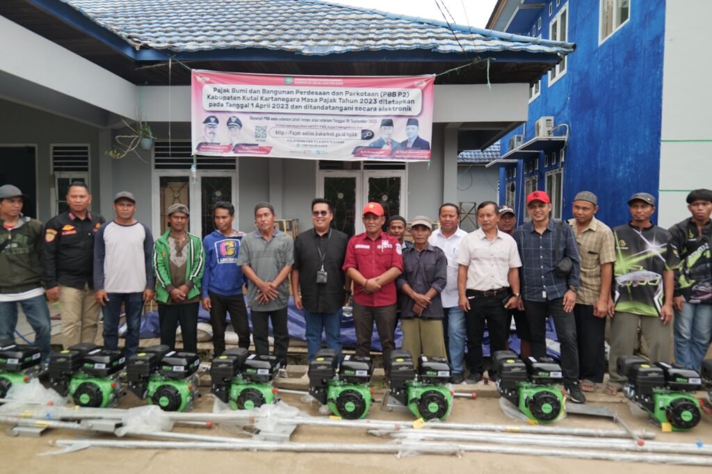 Penyerahan mesin kapal nelayan (Dok Diskominfo Kukar)