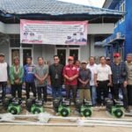 Penyerahan mesin kapal nelayan (Dok Diskominfo Kukar)