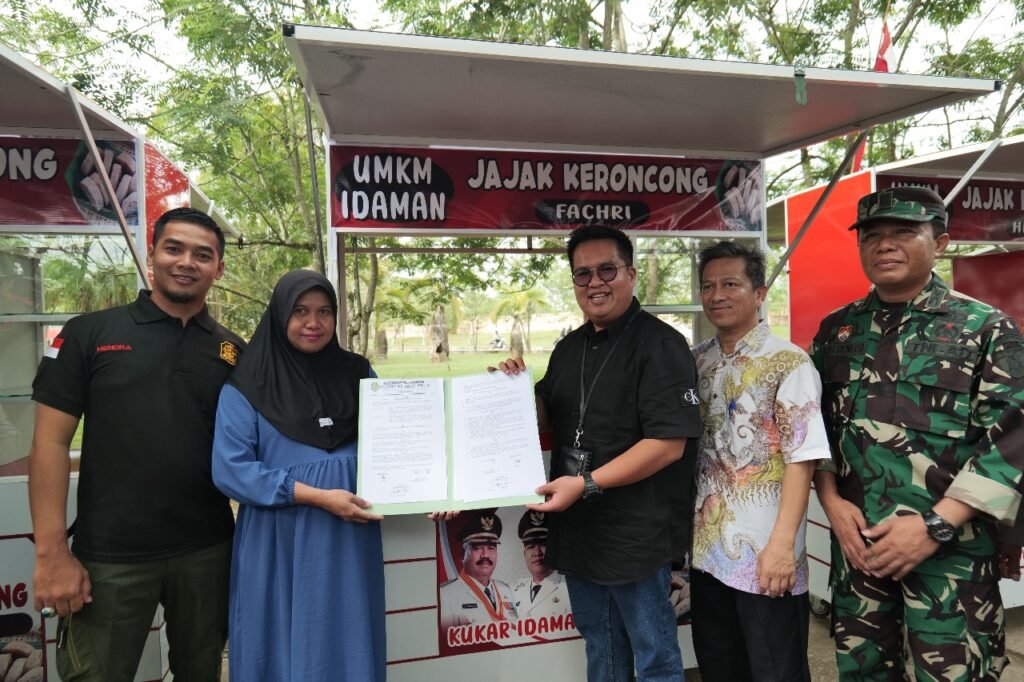 WhatsApp Image 2023 11 25 at 15.59.13 Wakil Bupati Kukar Salurkan 42 Rombong ke Pedagang Jajak Keroncong di Teluk Dalam PROKALTIM