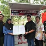 Wakil Bupati Kukar Salurkan 42 Rombong ke Pedagang Jajak Keroncong di Teluk Dalam