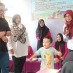 Wakil Bupati Kukar Rendi Solihin memantau pengecekan kesehatan anak dan ibu di Kecamatan Samboja.