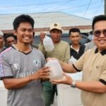 Wabup Kukar Salurkan Bantuan Perahu dan Bibit Udang ke Nelayan Muara Badak