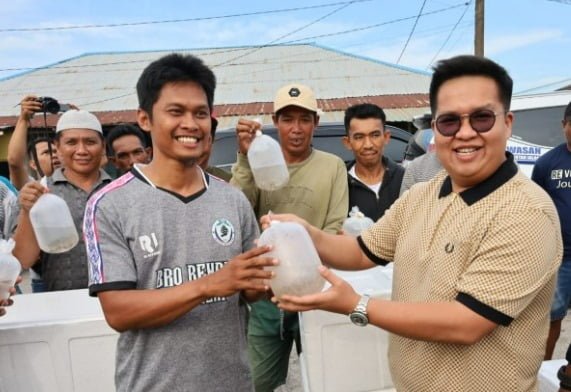 WhatsApp Image 2023 11 29 at 21.19.51 Wabup Kukar Salurkan Bantuan Perahu dan Bibit Udang ke Nelayan Muara Badak PROKALTIM