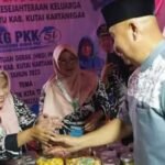 Bupati Kukar, Edi Damansyah, saat mengunjungi stand pameran usaha di HKG Ke-51 (Istimewa)