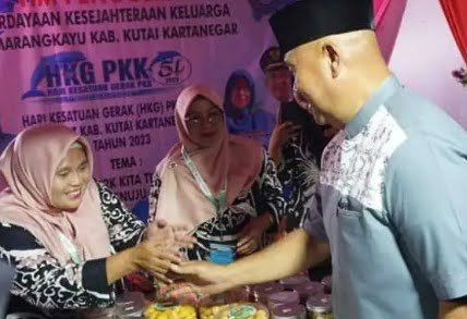Bupati Kukar, Edi Damansyah, saat mengunjungi stand pameran usaha di HKG Ke-51 (Istimewa)