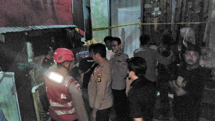tim Respons Bencana Batalyon A Pelopor Brimob Polda Kaltim membantu evakuasi korban gantung diri