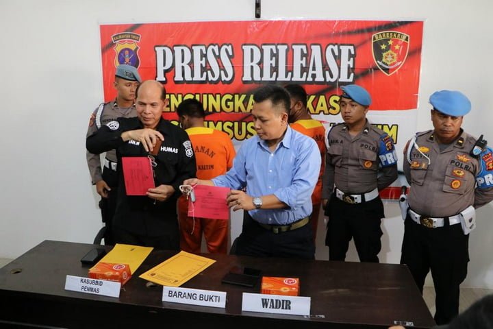 modus operandi dari kedua tersangka dengan mengantre untuk membeli BBM jenis Pertalite di SPBU Km 28 Kecamatan Samboja Kabupaten Kukar.