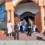 Anggota Kompi 1 Batalyon A Pelopor Korps Brimob Polda Kaltim melaksanakan giat patroli rutin pengamanan gereja di wilayah hukum Kota Balikpapan