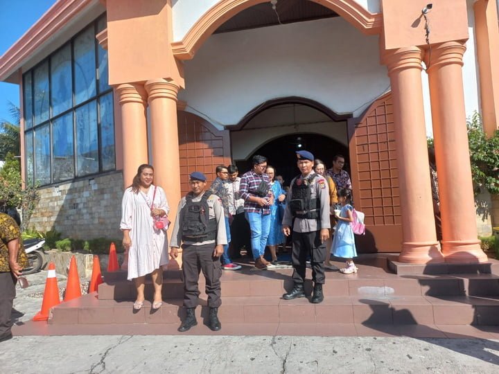 Anggota Kompi 1 Batalyon A Pelopor Korps Brimob Polda Kaltim melaksanakan giat patroli rutin pengamanan gereja di wilayah hukum Kota Balikpapan