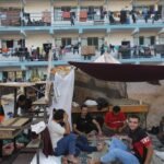 Warga Palestina berlindung di sekolah PBB saat serangan Israel di Gaza berlanjut pada hari ke-9, di Deir al Balah, Gaza pada 15 Oktober 2023. Foto : ( Ashraf Amra - AA )