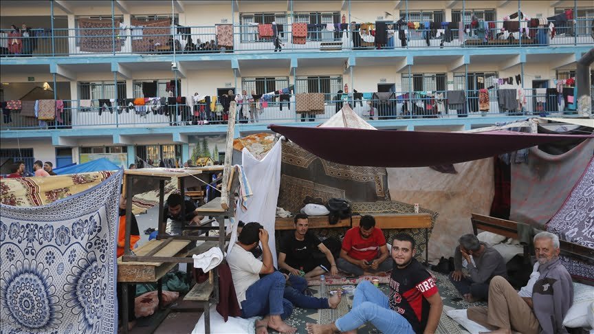 Warga Palestina berlindung di sekolah PBB saat serangan Israel di Gaza berlanjut pada hari ke-9, di Deir al Balah, Gaza pada 15 Oktober 2023. Foto : ( Ashraf Amra - AA )