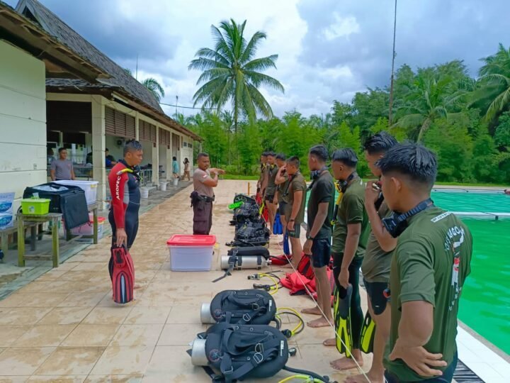 Satbrimob Polda Kaltim Batalyon A Pelopor menggelar latihan selam dasar Polri
