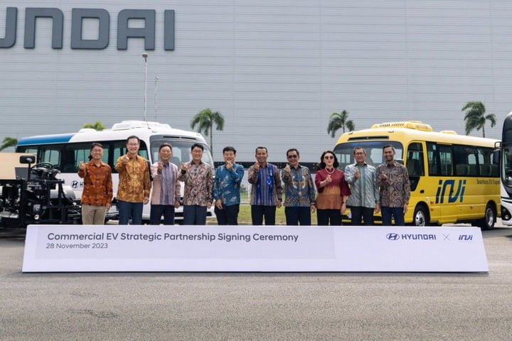 PT Energi Makmur Buana (INVI), anak usaha dari PT Indika Energy Tbk.berkolaborasi dengan Hyundai Motor Company (HMC) untuk mendukung transisi transportasi publik di Indonesia yang ramah lingkungan dan memperkenalkan Commercial Electric Vehicles (CEV) melalui penandatanganan perjanjian distributor (Distributor Agreement) pada 28 November 2023.