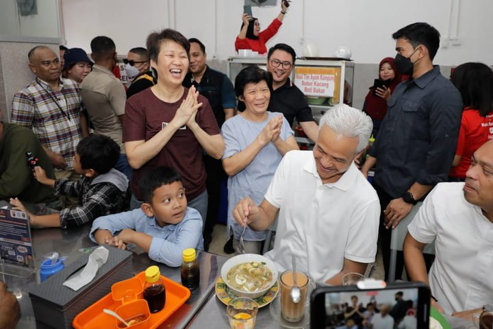 Capres Ganjar saat sarapan di depot Miki Balikpapan