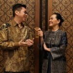 Chief Executive Officer Banpu Public Company Limited Somruedee Somphong (kanan) dan Direktur Utama PT Indo Tambangraya Megah Tbk (ITMG) Mulianto saat wawancara di Kabupaten Tangerang, Banten, Selasa (14/11)